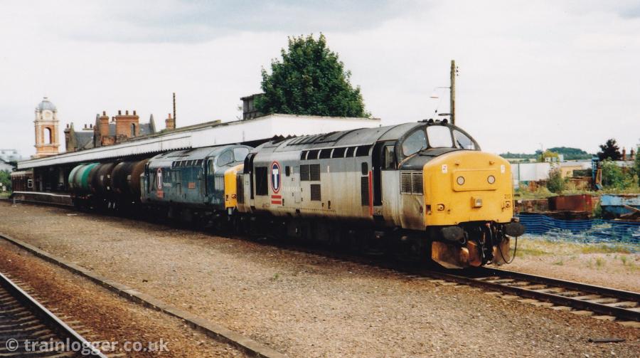 trainlogger's tweet photo. On This Day: 37212 and 37116 at Bury St Edmunds on 24th July 1998.
#onThisDay #ukrailways #trains #transrail #brblue #fueltrain #siste
#trainlogger https://t.co/1rvGenkr7H https://t.co/l4AR8T6oKd