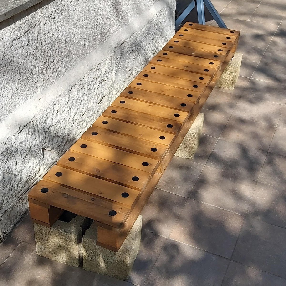 Los clavos decorativos sirven para tapar los tornillos de fijación y/o darle un aire rústico a tus proyectos. Las fotos son de algunos ejemplos.
