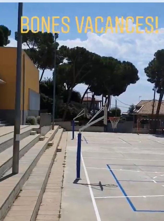 EscMariaManent's tweet photo. L'equip del Marià Manent us desitja un bon estiu!!! https://t.co/qzUP7C7xp1
