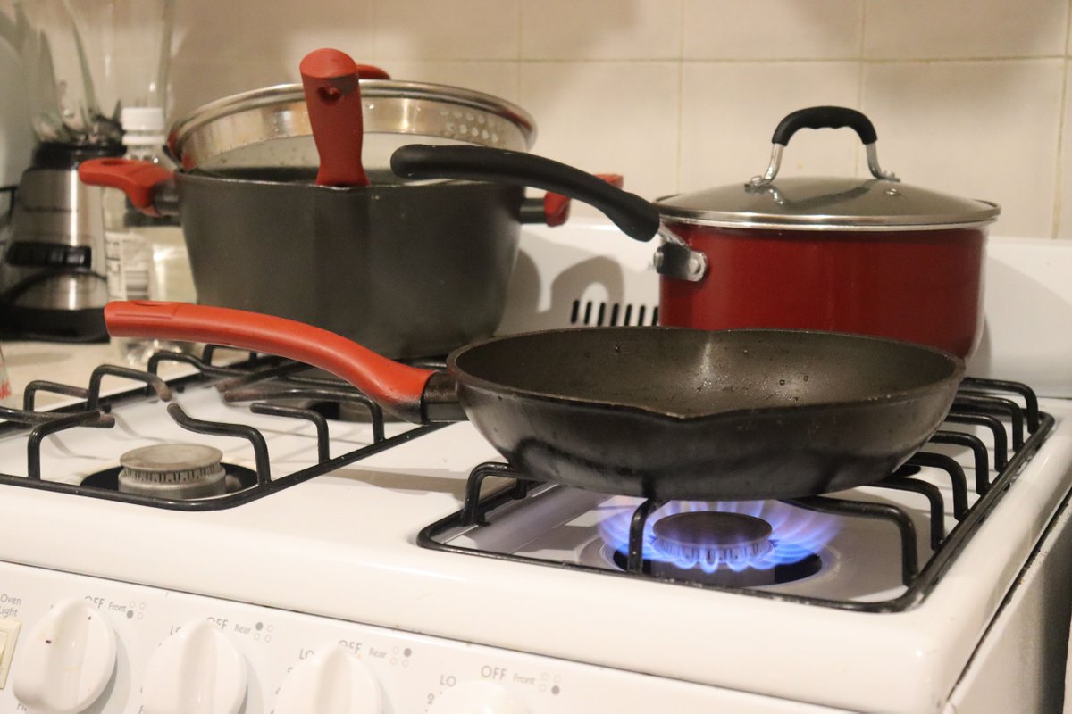 _careportal's tweet image. An agency worker in CO worked with a single mom (&amp;amp; former foster child) who moved into her first apartment. She connected with a local church through CarePortal &amp;amp; received a set of pots &amp;amp; pans to help fill her new home! 
#needmet
#fosterlove