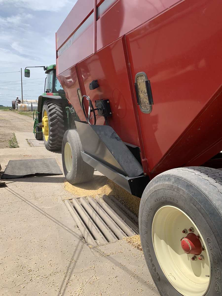 Bry_Davis_'s tweet photo. Hauling soybeans from the Owens farm. https://t.co/8jUmXF2EQ0