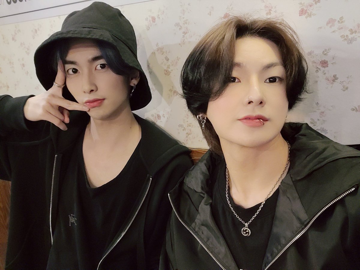 NewWorld_VICTON's tweet photo. (#한세) 한세의 티오피 사옥 나들이(?) #샤오 와 함께 합니다😚 이따 10시 30분에 만나요오오 https://t.co/9jnskOJp0a