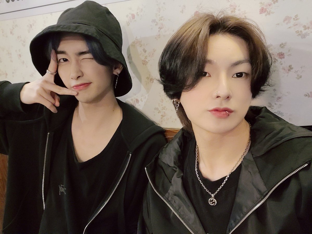 NewWorld_VICTON's tweet photo. (#한세) 한세의 티오피 사옥 나들이(?) #샤오 와 함께 합니다😚 이따 10시 30분에 만나요오오 https://t.co/9jnskOJp0a