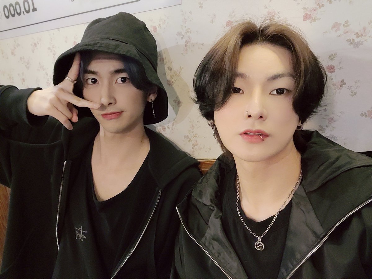 NewWorld_VICTON's tweet photo. (#한세) 한세의 티오피 사옥 나들이(?) #샤오 와 함께 합니다😚 이따 10시 30분에 만나요오오 https://t.co/9jnskOJp0a