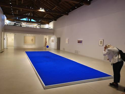 LivyEtoile's tweet photo. #CetÉtéJeVisiteLaFrance Le somptueux Domaine des Étangs (#Massignac, Charente) consacre une exposition à Yves #Klein, mettant à l’honneur, outre ses monochromes d’un bleu fascinant, son amour pour la nature et la couleur. Un détour appréciable, avec toi ? https://t.co/DB4PZULZmj https://t.co/M8AFGTFH5m