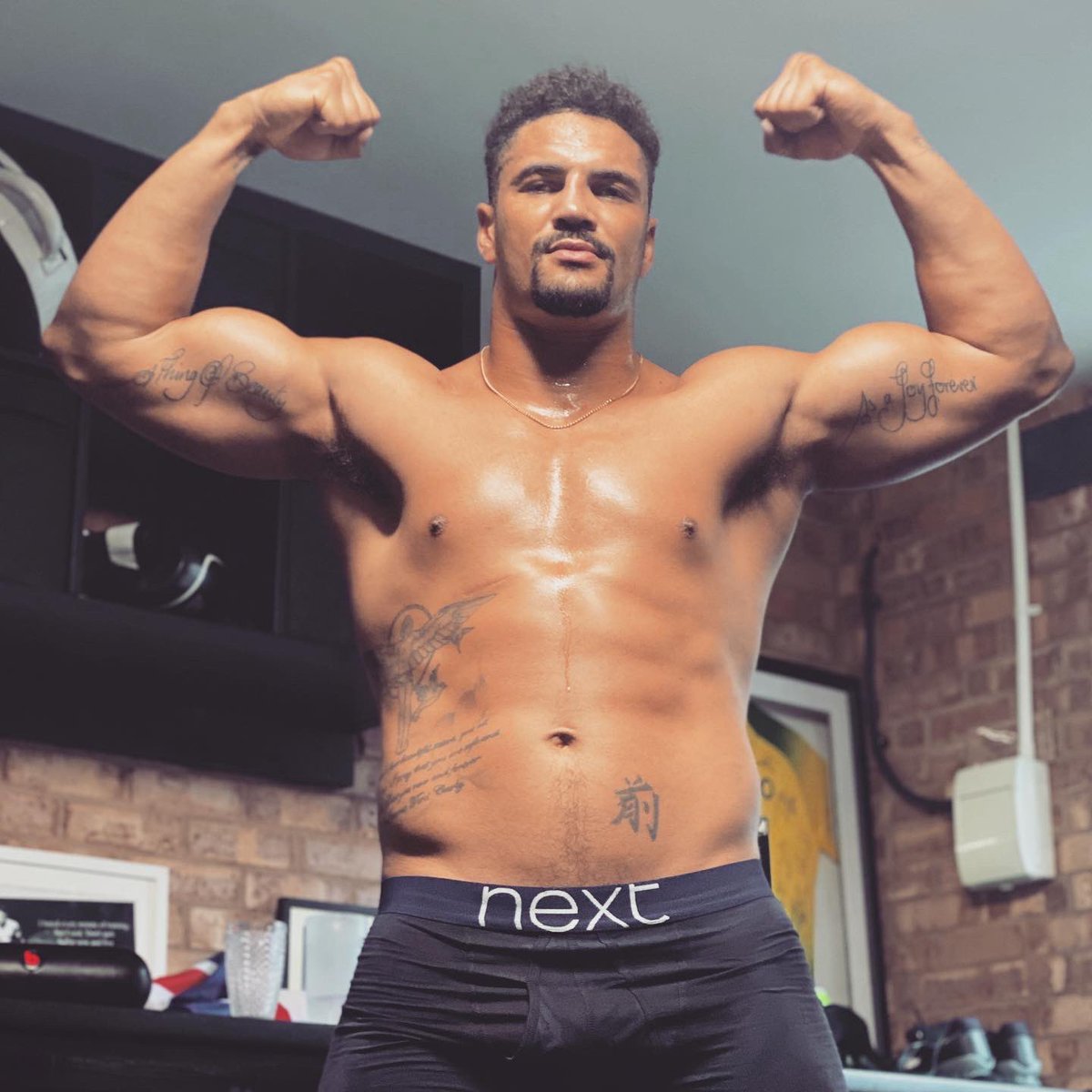 AnthonyOgogo's tweet photo. July 2016 vs July 2020.
Me ‘The Boxer’ vs Me ‘The Wrestler’.
Middleweight vs Heavyweight.
160lbs vs 231lbs.
11 stone 6lbs vs 16 stone 7lbs.
72.5kg vs 105kg.
Favourite for ‘boxer’ me.
RT for ‘wrestler’ me. https://t.co/QAHZhMDCTu