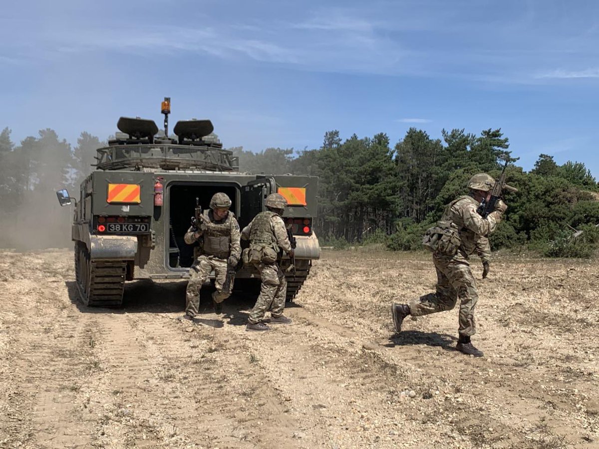 4/4  #ATDU and  @Petards then explored the camera as a dismounted situational awareness tool for armoured or mechanised infantry dismounts.The camera pan and scan is controlled from a ruggedised tablet and available to turret and dismounted soldiers to spot targets and hazards.