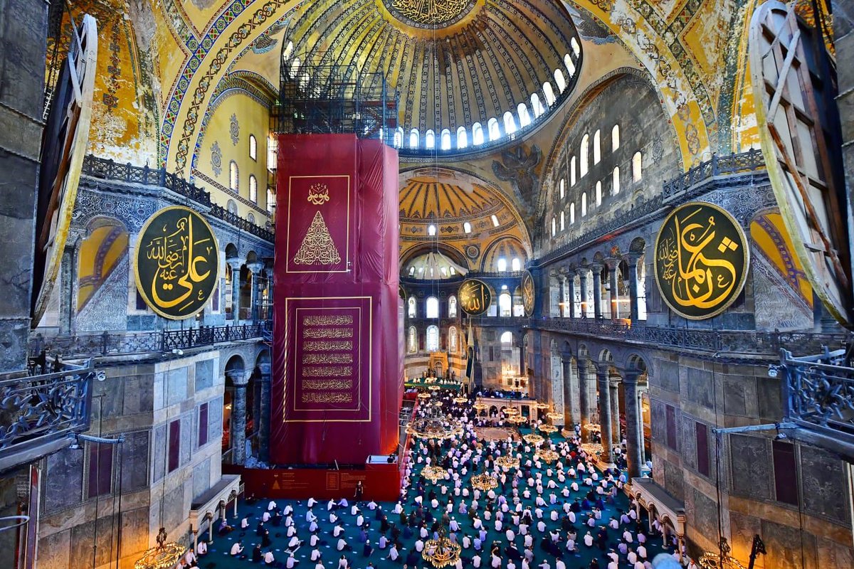 Sevgili misafirlerimiz,

#AyasofyaCamii içerisinde Cuma namazı sonrası dezenfektan işlemleri tamamlandı.

Sağlık tedbirlerine uyarak Camii içerisine kontrollü bir şekilde ve gruplar halinde almaya başladık.

Sabrınız ve anlayışınız için teşekkür ediyorum.

#MaskeniTakMesafeniKoru