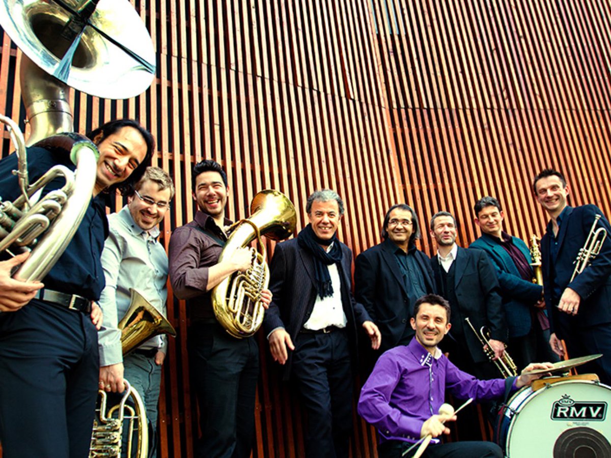 rfimusicmonde's tweet photo. Dimanche 26 juillet sur @RFI émission spéciale sur le festival rhizomes avec nos invités la fanfare @HaidoutiOrkest #blaisemerlin fondateur et l’artiste libanaise en résidence à la @citedesarts @youmnasaba rdv le 26 à 20h10 TU, 22h10 heure de Paris photo Erwan Thomas @RFImag https://t.co/9bXIFPvsR5