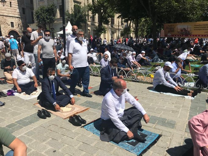 Muharrem İnce Ayasofya Camii'nde!

CHP’li Muharrem İnce, Ayasoyfa’da kılınan cuma namazına katıldı. İnce, vatandaşlar için ayrılan bölümde namaz kılmaya gitti. #AyasofyaiKebirCamiiSerifi #AyasofyadaİlkCuma #AyasofyaCamii #FatihSultanMehmet