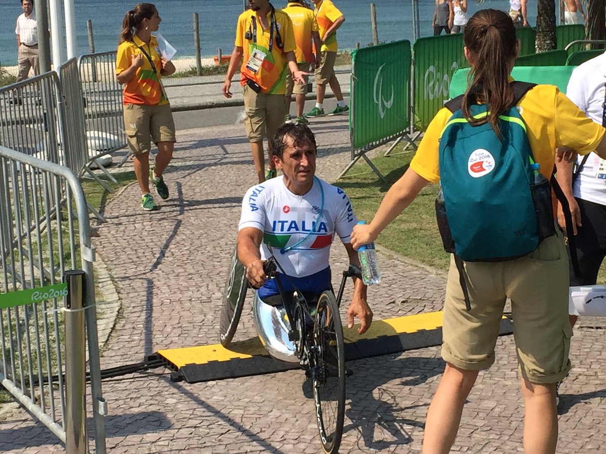 TgLa7's tweet photo. #Zanardi  trasferito a San Raffaele,condizioni instabili Campione portato nel reparto di terapia intensiva https://t.co/9jjgpLvdsF