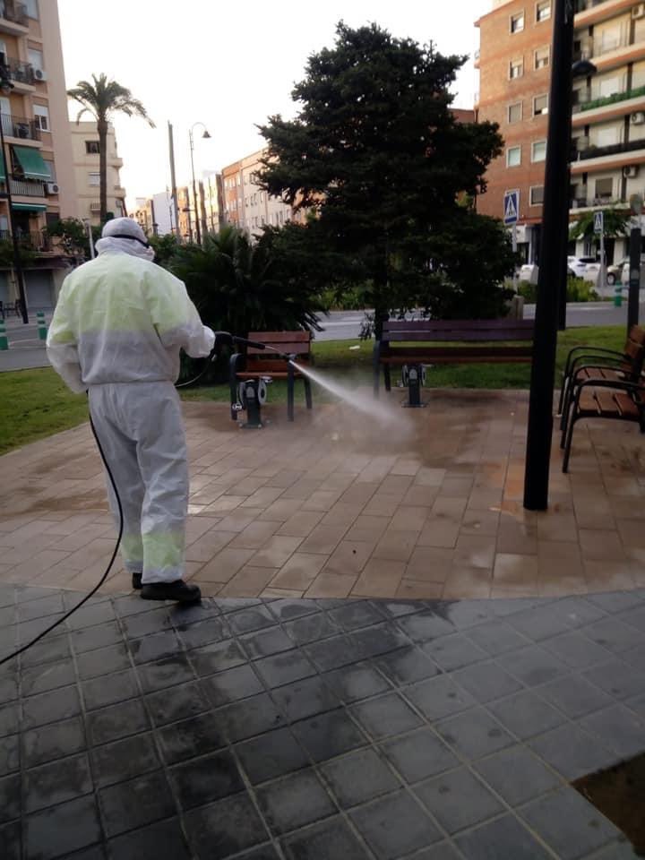 Gesquart's tweet photo. Hoy viernes continuamos desinfectando todos los accesos a edificios públicos, parques infantiles, mobiliario urbano para frenar los temidos rebrotes del #COVID19  en #quartdepoblet. @AjuntamentObert @quartdepoblet @QuartesEuropa https://t.co/Tb0sdkBoyn
