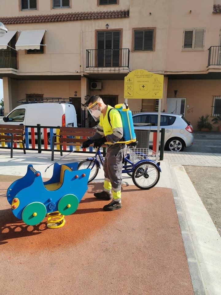 Gesquart's tweet photo. Hoy viernes continuamos desinfectando todos los accesos a edificios públicos, parques infantiles, mobiliario urbano para frenar los temidos rebrotes del #COVID19  en #quartdepoblet. @AjuntamentObert @quartdepoblet @QuartesEuropa https://t.co/Tb0sdkBoyn