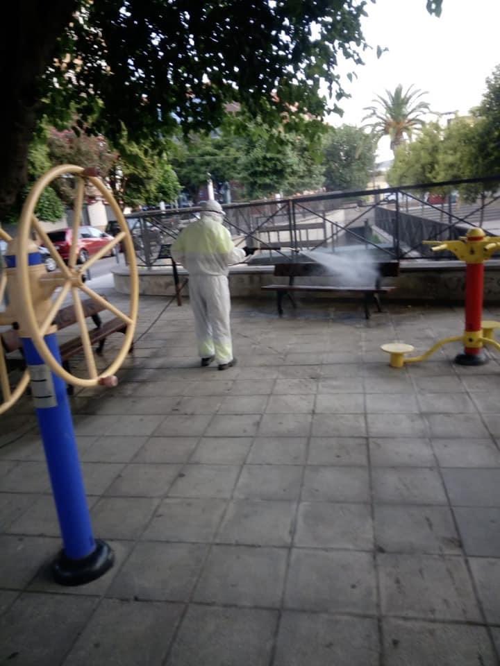 Gesquart's tweet photo. Hoy viernes continuamos desinfectando todos los accesos a edificios públicos, parques infantiles, mobiliario urbano para frenar los temidos rebrotes del #COVID19  en #quartdepoblet. @AjuntamentObert @quartdepoblet @QuartesEuropa https://t.co/Tb0sdkBoyn