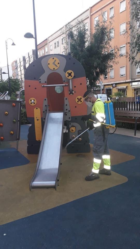Gesquart's tweet photo. Hoy viernes continuamos desinfectando todos los accesos a edificios públicos, parques infantiles, mobiliario urbano para frenar los temidos rebrotes del #COVID19  en #quartdepoblet. @AjuntamentObert @quartdepoblet @QuartesEuropa https://t.co/Tb0sdkBoyn