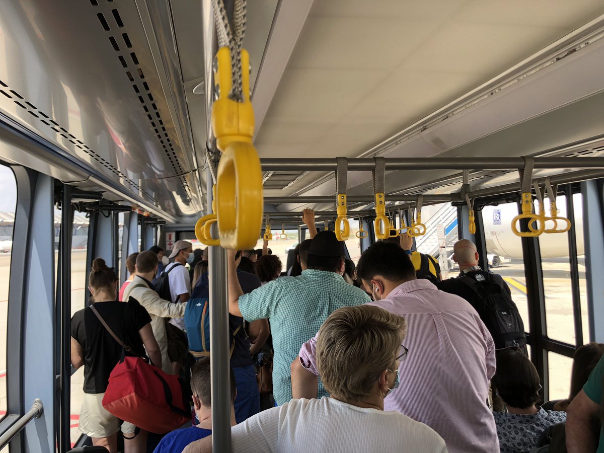 jorgetoled0's tweet photo. Qué bien, @aena. Así se actúa ante una pandemia... 😞 #covid19 #DistanciamientoSocial #aeropuerto #aena https://t.co/iMGUHIV5J8
