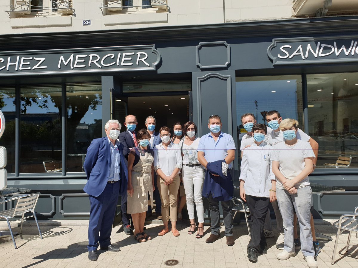 karinedesroses's tweet photo. Découvrir la boulangerie #chezmercier a Châtellerault avec @jpabelin maire, @DaugeValerie et @AlainPichon86 conseillers départementaux, Jocelyn Snoeck, sous-préfèt, Patrick Saulnier, directeur de la banque de France et l'équipe de la boulangerie 🥐🥖 #cma86 #tousavecnosartisans https://t.co/80era4qkT1