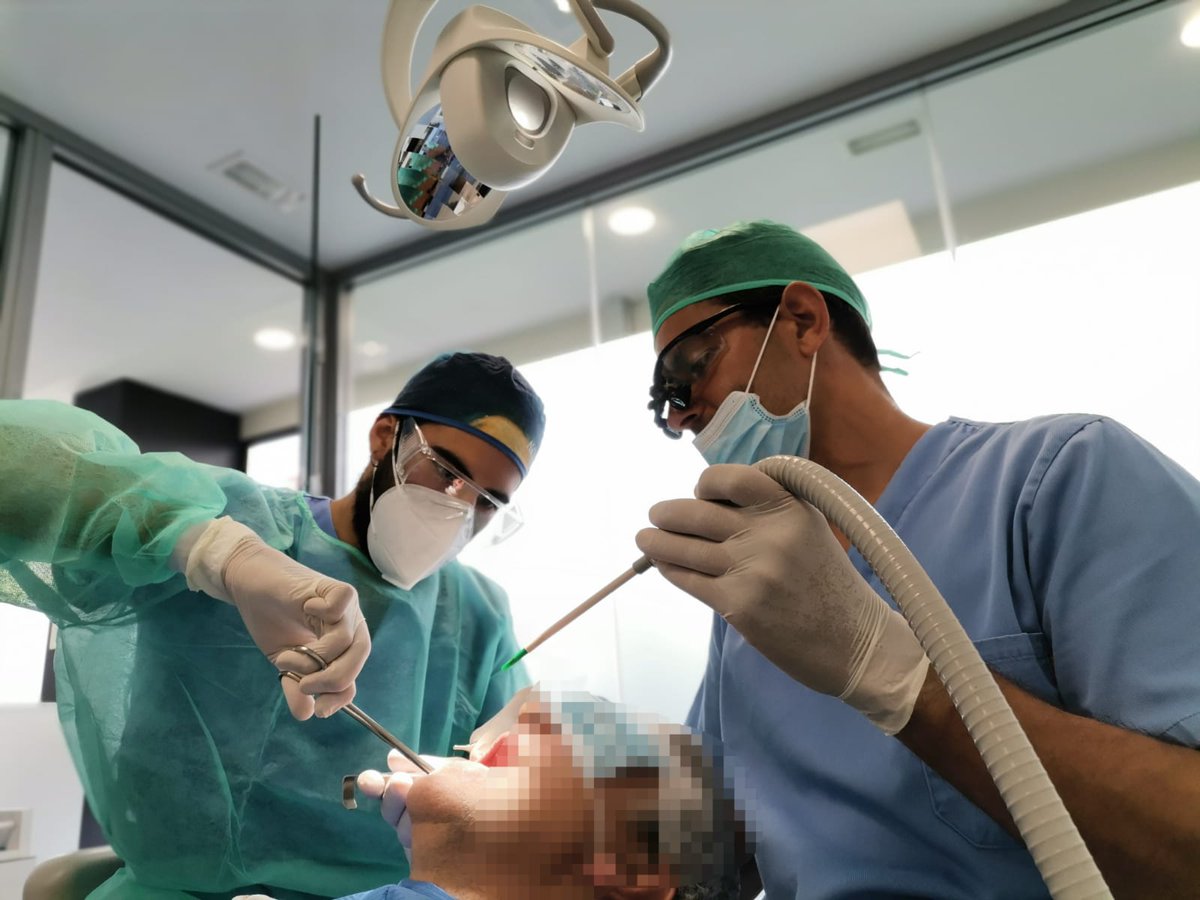 En plena intervención... ¡nuestro día a día!
.
Ebaketa batean... eguneroko kontua!
.
.
#dental #dentaldonostia #clinicadental #aldaz #implante