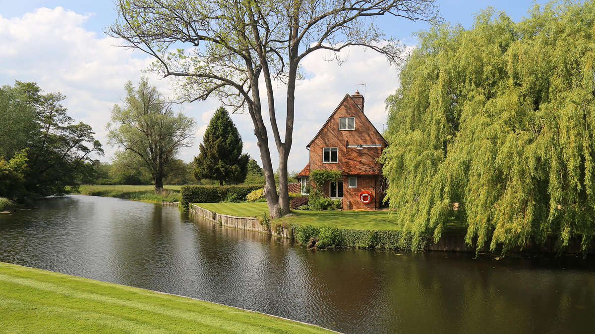coolplacesuk's tweet photo. It can be a struggle finding a cottage the right size for 2 people. Who wants to pay extra for unused rooms? We've put together a small &amp; perfectly formed guide to the UK's best cottages for couples!
@bethnalbec @Cider_MillAyngs @milsomhotels  @VFVineyards https://t.co/ngUlqB2TRT https://t.co/B5q1cipxRG