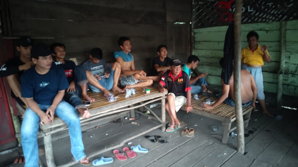 aghaza71's tweet photo. Malam kedua warga muara maung lahat menginap di jalan tambang guna menuntut hak mereka atas kerusakan sumber penghidupan mereka @hermanderu1967 @Dandhy_Laksono @jokowi https://t.co/IAb3GFaepT