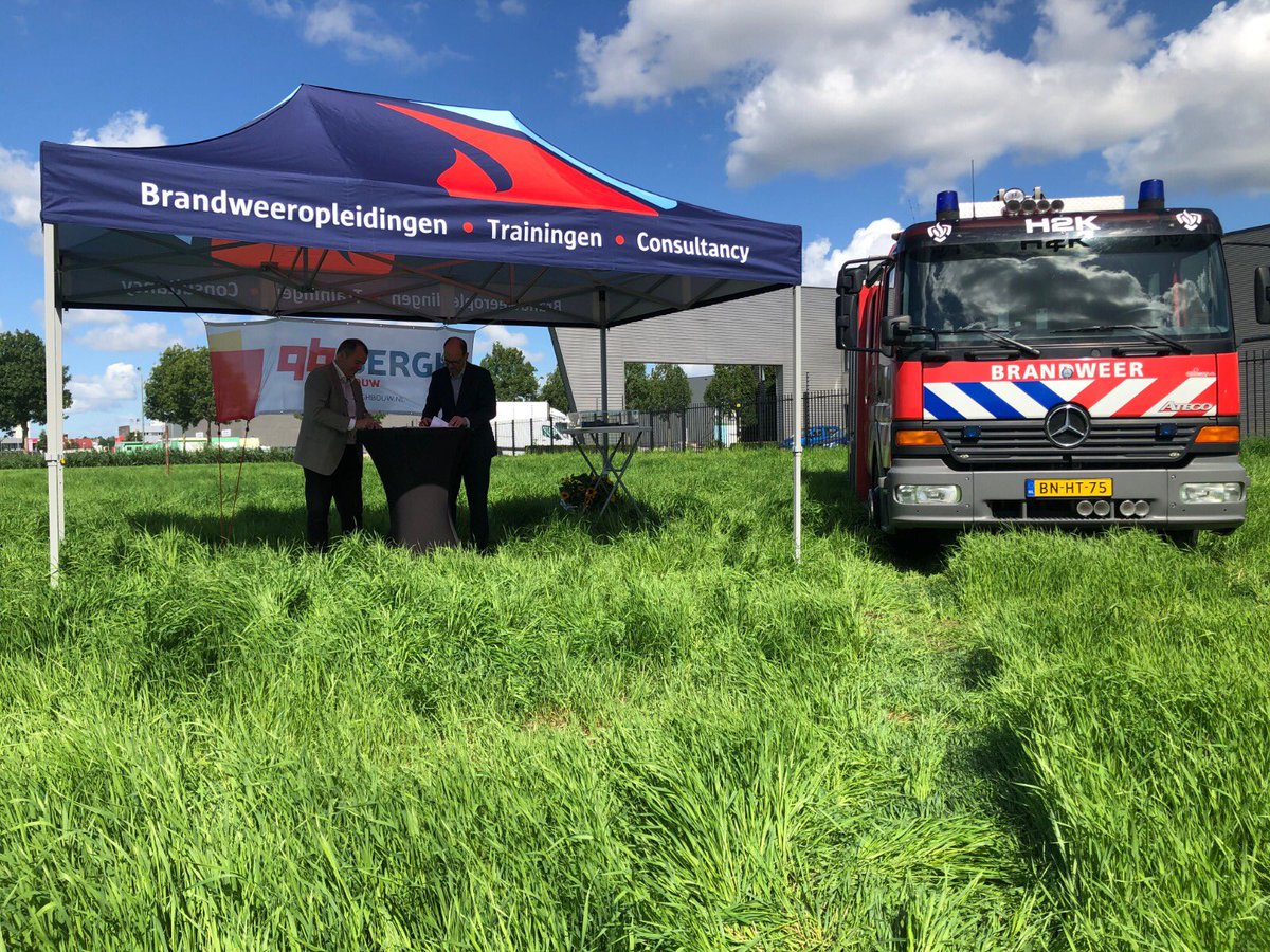 Daar mag op gedronken worden! 🥂<a href="/BerghBouw/">Bergh Bouw</a> <a href="/BMVVbouwmanager/">BMVV bouwmanagers</a> en H2K hebben de overeenkomst getekend voor nieuwbouw van de opleidingslocatie in Dordrecht. Nog deze zomer gaat de schop de grond in, in maart 2021 nemen we de locatie in gebruik. #H2K
#hophopgaserop