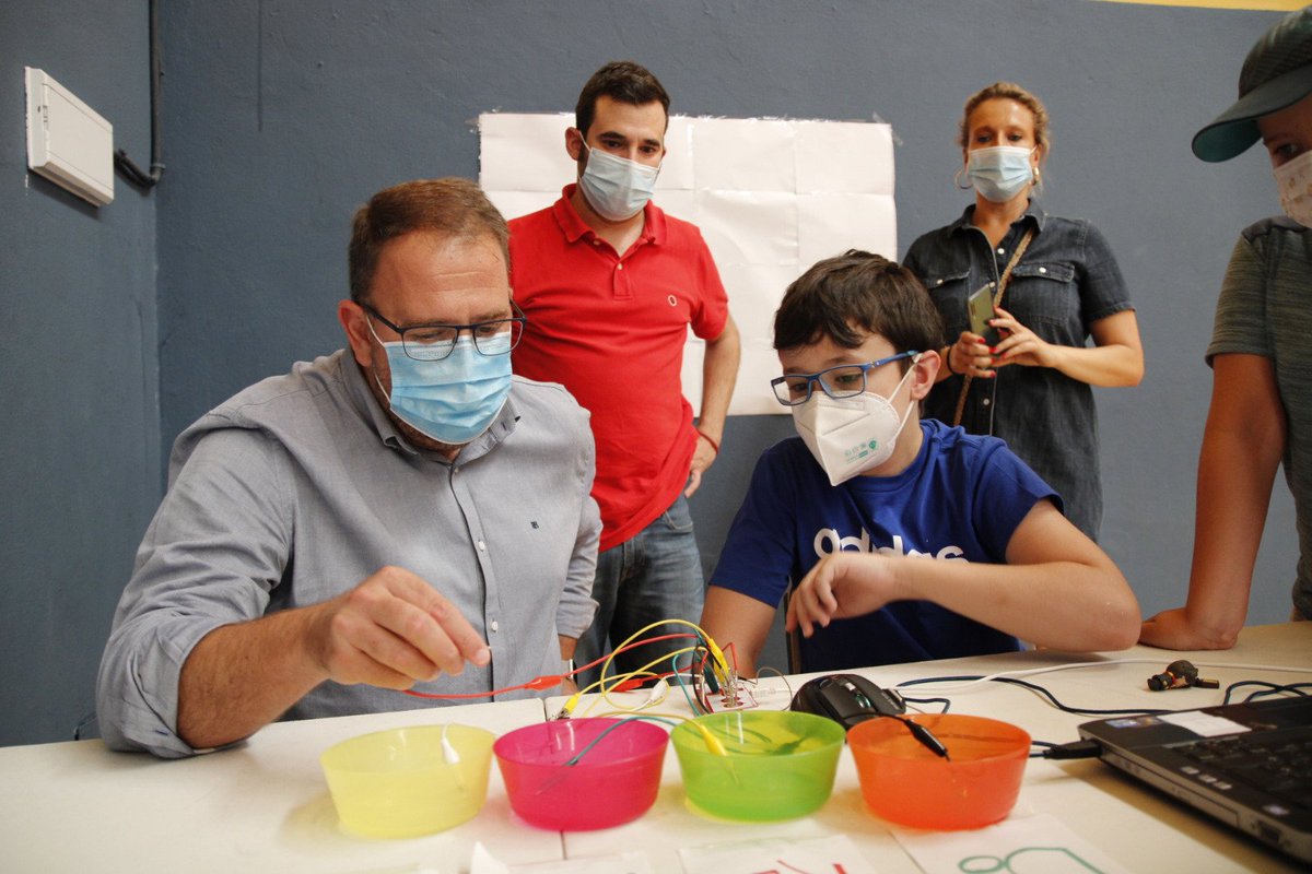 MeridaNoContext's tweet image. Niño: Mira Suna, el émbolo central del cojinete hace masa si lo tocas.
Arcarde: Me lo ha quitao de la boca..