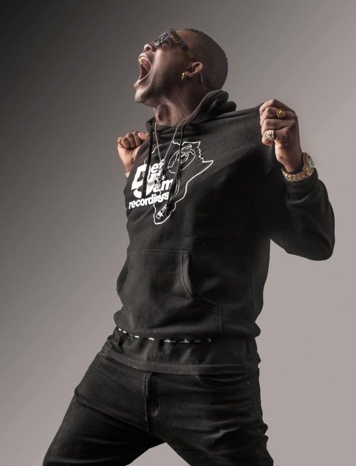 NEWS ⚡️<a href="/TENOR_officiel/">TENOR</a> joins the brand new team of @Defjamafricafr, the Francophone Africa division of record label Def Jam. The Cameroonian crooner will be one of the starting rap trio, including <a href="/suspect_95/">Suspect 95</a> from Ivory Coast + <a href="/omzodollarPMC/">Omzo Dollar Officiel</a> from Senegal bit.ly/3dTRNIr