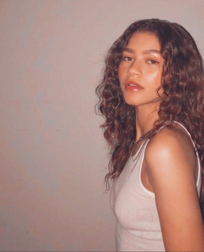 𝐙𝐞𝐧𝐝𝐚𝐲𝐚 𝐰𝐢𝐭𝐡 𝐜𝐮𝐫𝐥𝐬/𝐰𝐚𝐯𝐲 𝐡𝐚𝐢𝐫; 𝐚 𝐦𝐮𝐜𝐡 𝐧𝐞𝐞𝐝𝐞𝐝 𝐭𝐡𝐫𝐞𝐚𝐝