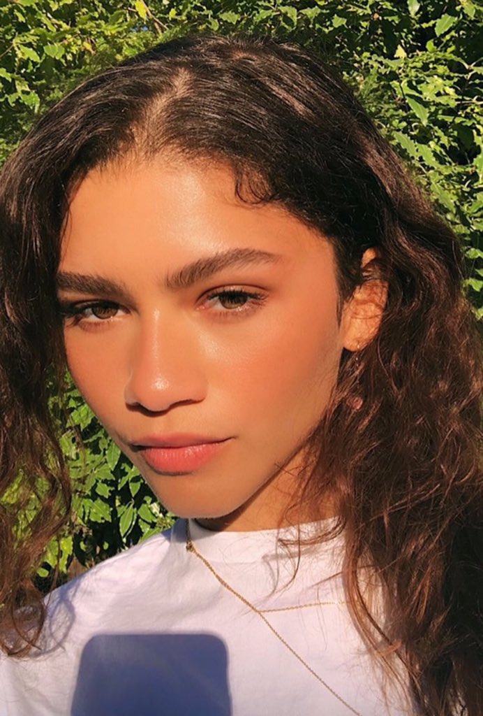 𝐙𝐞𝐧𝐝𝐚𝐲𝐚 𝐰𝐢𝐭𝐡 𝐜𝐮𝐫𝐥𝐬/𝐰𝐚𝐯𝐲 𝐡𝐚𝐢𝐫; 𝐚 𝐦𝐮𝐜𝐡 𝐧𝐞𝐞𝐝𝐞𝐝 𝐭𝐡𝐫𝐞𝐚𝐝