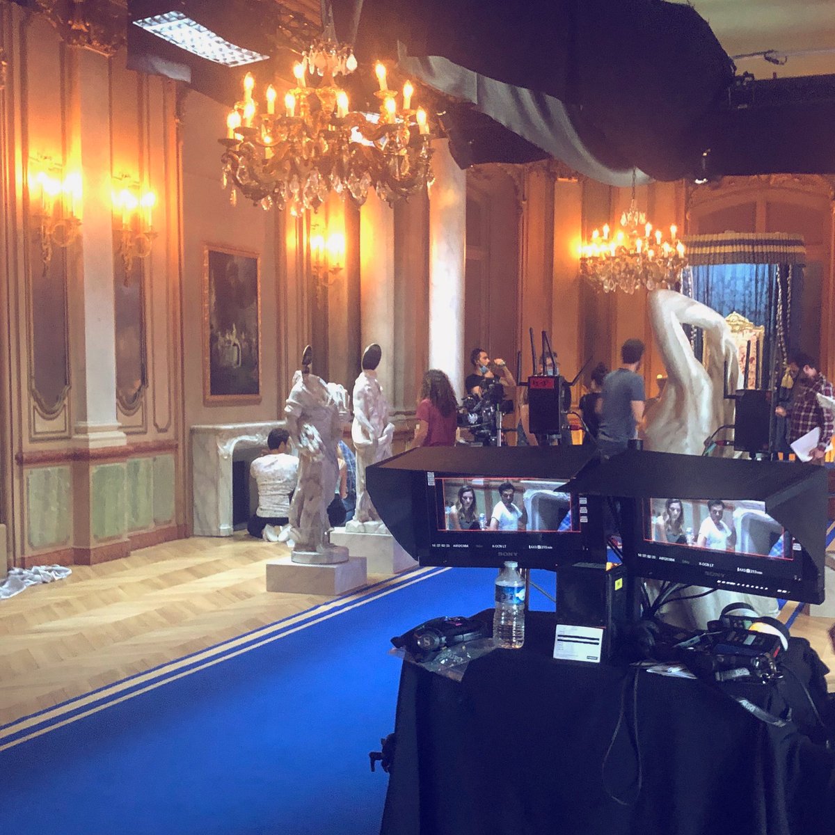 jeromefouqueray's tweet photo. #W9 tournage en cours de la fiction #Escape, création originale #GoldenNetwork à découvrir à la rentrée 🎬🔜
💪💪💪
@CarolineTurro @marieloisel @labastire @julie_coudry @goldenmoustache @SNDfilms @M6Groupe https://t.co/Jdk0X7lTAq