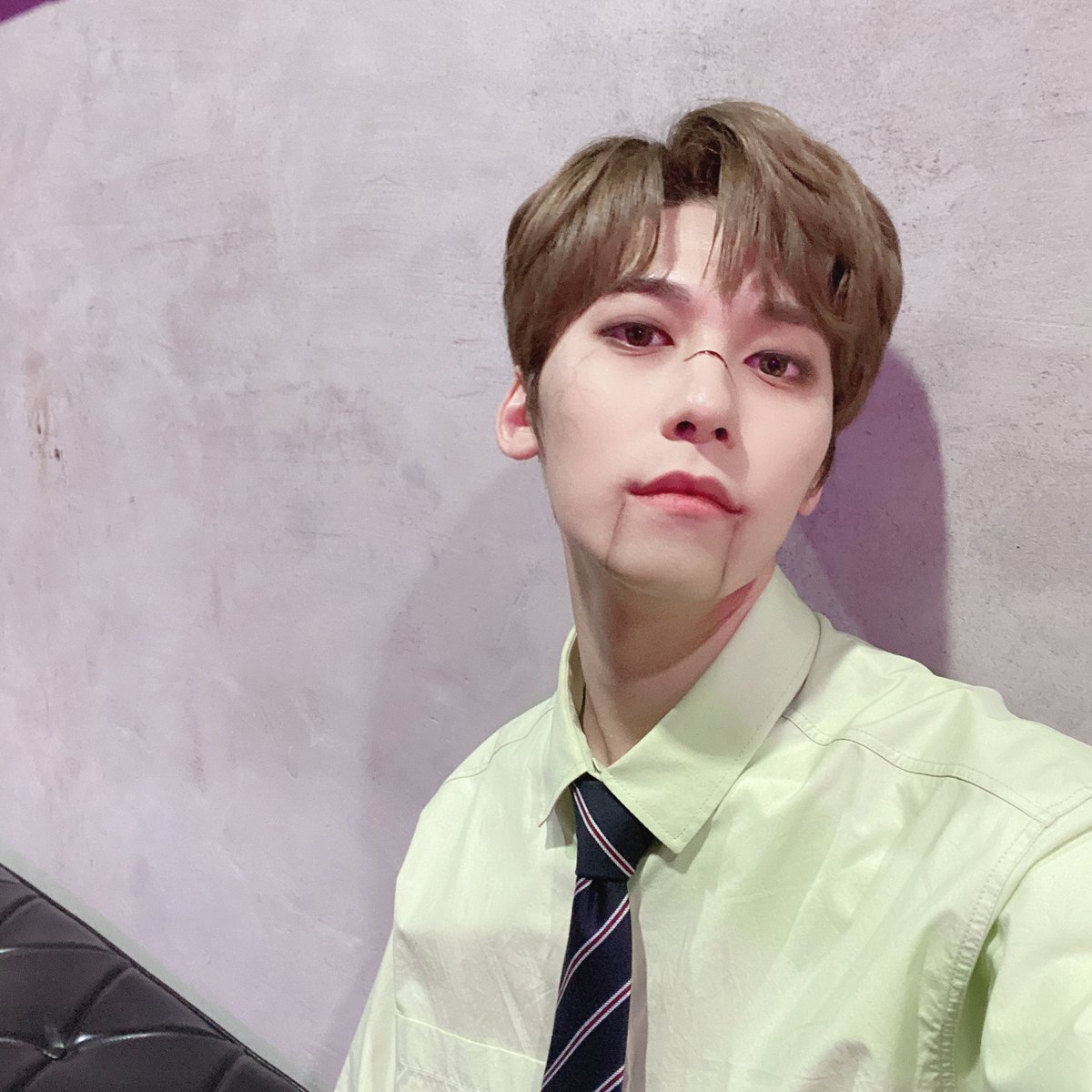 official_ONEUS's tweet photo. [#건희]

달님들 ! 1theK와 함께 한 
스테이지 브레이크(무대뿌셔) 보셨나요~?!
닉건닉건닉~! 저는 주토피아에 나오는
닉 인형으로 변신해 봤습니다!🦊
깜짝 반전되는 퍼포먼스 어떠셨나요!?

오늘부터 달님들도 집에 있는 장난감 
인형들을 한 번 의심해 봅시다👻 https://t.co/hi7Tt5sD4m