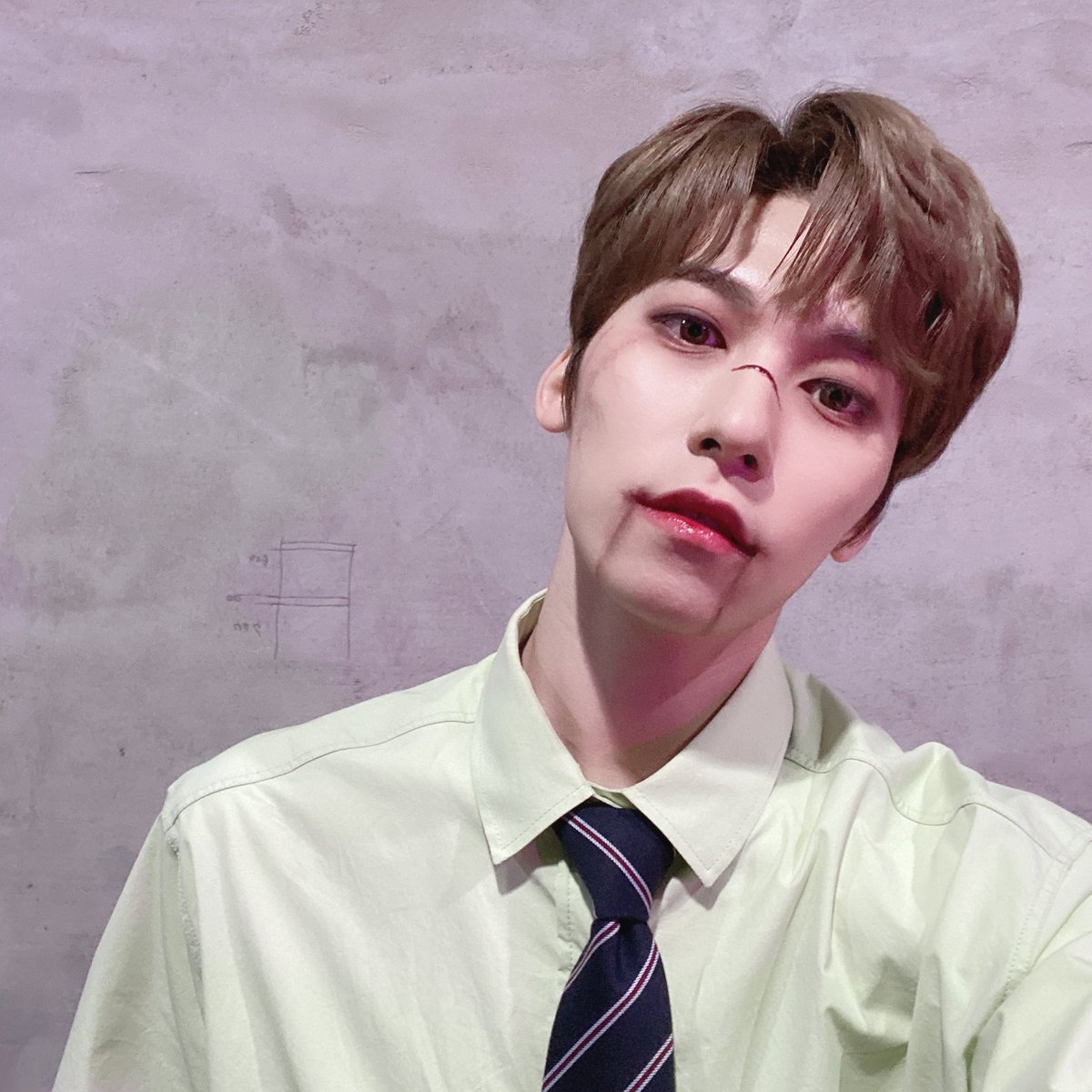 official_ONEUS's tweet photo. [#건희]

달님들 ! 1theK와 함께 한 
스테이지 브레이크(무대뿌셔) 보셨나요~?!
닉건닉건닉~! 저는 주토피아에 나오는
닉 인형으로 변신해 봤습니다!🦊
깜짝 반전되는 퍼포먼스 어떠셨나요!?

오늘부터 달님들도 집에 있는 장난감 
인형들을 한 번 의심해 봅시다👻 https://t.co/hi7Tt5sD4m