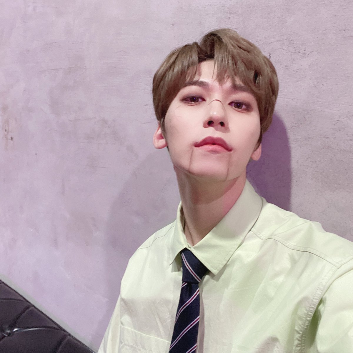 official_ONEUS's tweet photo. [#건희]

달님들 ! 1theK와 함께 한 
스테이지 브레이크(무대뿌셔) 보셨나요~?!
닉건닉건닉~! 저는 주토피아에 나오는
닉 인형으로 변신해 봤습니다!🦊
깜짝 반전되는 퍼포먼스 어떠셨나요!?

오늘부터 달님들도 집에 있는 장난감 
인형들을 한 번 의심해 봅시다👻 https://t.co/hi7Tt5sD4m