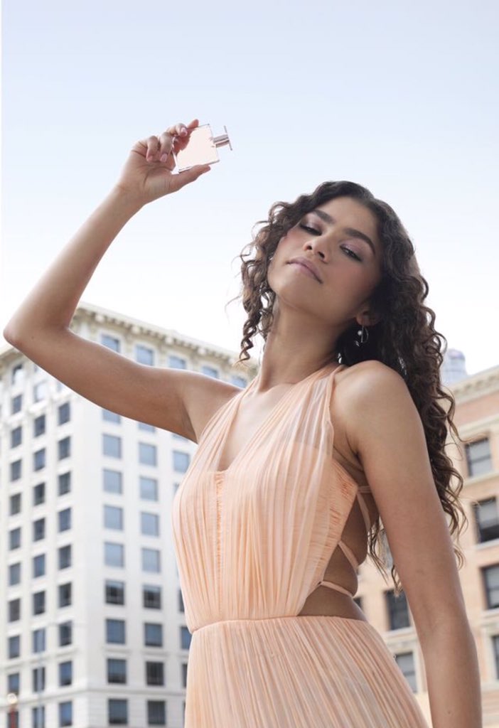 𝐙𝐞𝐧𝐝𝐚𝐲𝐚 𝐰𝐢𝐭𝐡 𝐜𝐮𝐫𝐥𝐬/𝐰𝐚𝐯𝐲 𝐡𝐚𝐢𝐫; 𝐚 𝐦𝐮𝐜𝐡 𝐧𝐞𝐞𝐝𝐞𝐝 𝐭𝐡𝐫𝐞𝐚𝐝