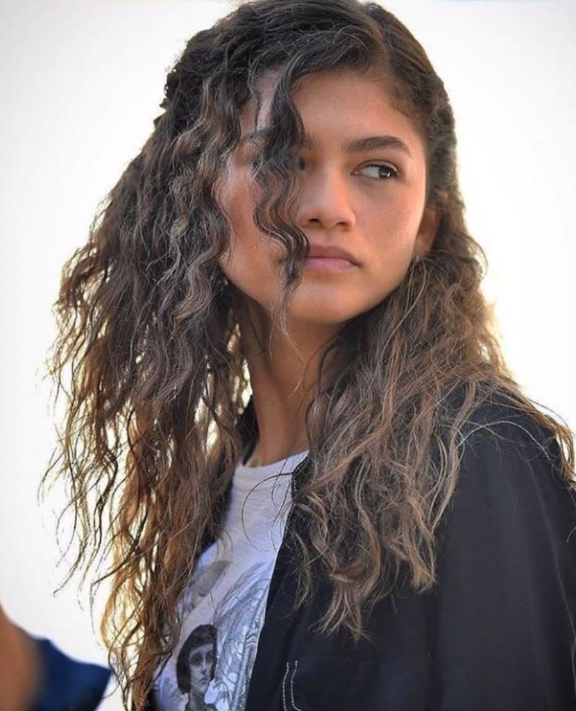 𝐙𝐞𝐧𝐝𝐚𝐲𝐚 𝐰𝐢𝐭𝐡 𝐜𝐮𝐫𝐥𝐬/𝐰𝐚𝐯𝐲 𝐡𝐚𝐢𝐫; 𝐚 𝐦𝐮𝐜𝐡 𝐧𝐞𝐞𝐝𝐞𝐝 𝐭𝐡𝐫𝐞𝐚𝐝