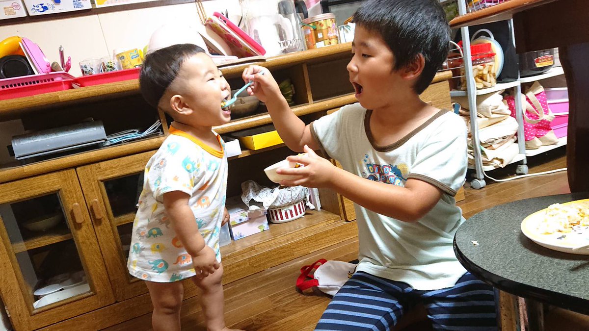 minatyeee's tweet photo. 夕方から弟宅に行った息子‼︎
親は不安で心配なのにー
同じ歳もいるしねぇちゃんもにぃちゃんもいるから
本人は楽しかったみたい(^^)
まぁそんなもんだよねww

#1歳５カ月
#1人でおでかけ
#従姉妹 https://t.co/Qhhr4QGCtf
