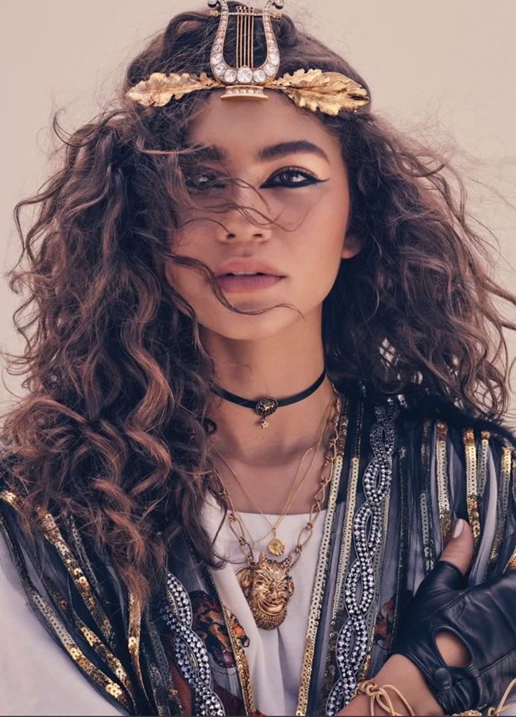 𝐙𝐞𝐧𝐝𝐚𝐲𝐚 𝐰𝐢𝐭𝐡 𝐜𝐮𝐫𝐥𝐬/𝐰𝐚𝐯𝐲 𝐡𝐚𝐢𝐫; 𝐚 𝐦𝐮𝐜𝐡 𝐧𝐞𝐞𝐝𝐞𝐝 𝐭𝐡𝐫𝐞𝐚𝐝