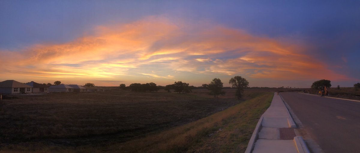 Great start to the day in Seguin, TX... @NWSSanAntonio @JimCantore @WeatherNation @TexasSunsets @TxStormChasers @News4SA