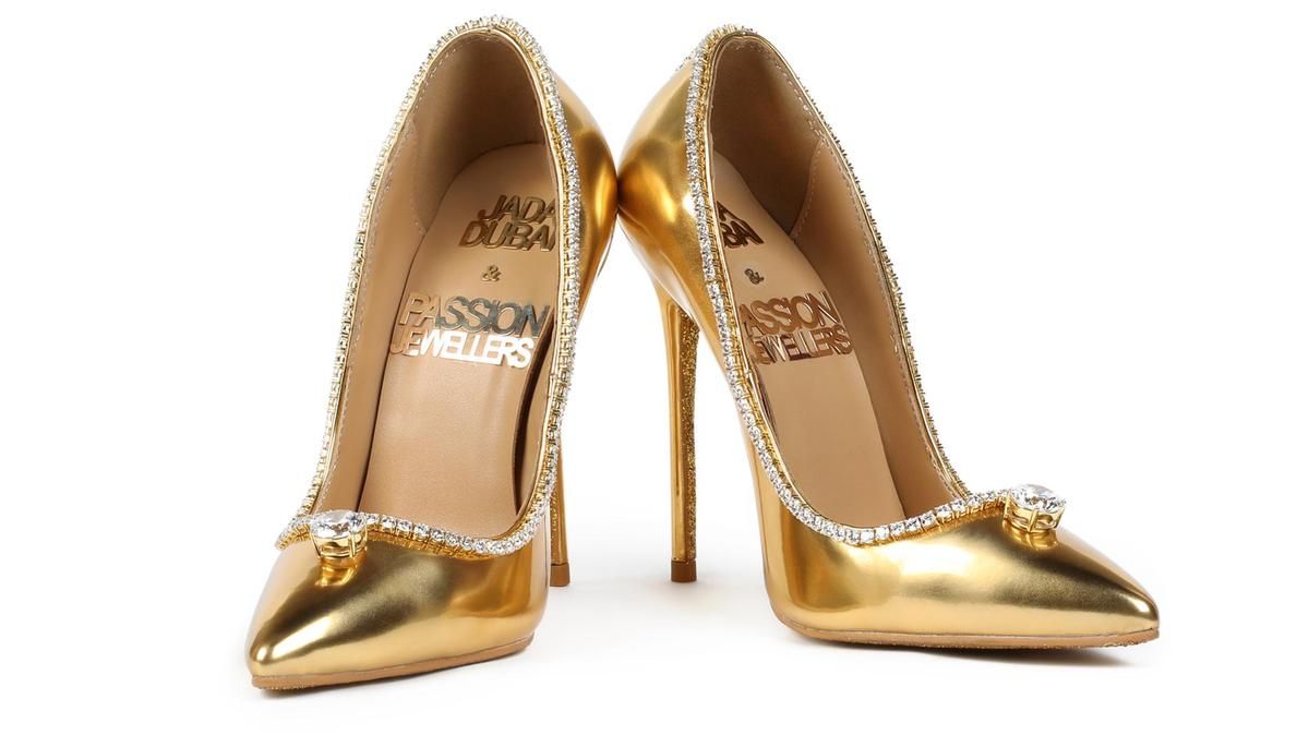 luxury_panache's tweet photo. JADA DUBAI AND PASSION JEWELLERS PASSION DIAMOND SHOES - USD 23.6 MILLION
https://t.co/PkbJGSS3eR
#shoes #expensiveshoes #luxurylifestyle #diamondshoes #uberpanache https://t.co/4ZWAF7gZ05