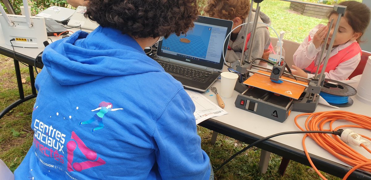 🌞💻 Belle semaine dans le cadre de nos #escalesnumeriques organisées dans les quartiers de <a href="/lillefrance/">Ville de Lille</a>.

Nous étions cette semaine au Centre Social Moulins, <a href="/CS_CheminRouge/">Centre Social La Maison du Chemin Rouge</a>, <a href="/busettelille/">Centre Social La Busette</a> et au Centre Social Mosaïque.

On se retrouve au mois d'Août pour 7 nouvelles dates.