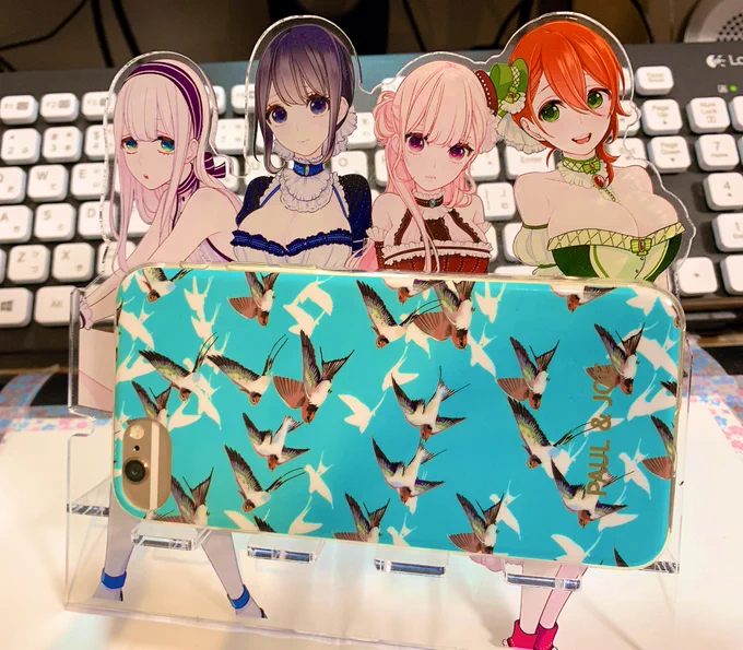 アクリルスマホスタンドは大きさこんな感じ🙌乗せてるのはiPhone6です https://t.co/kmrC6X9StF 