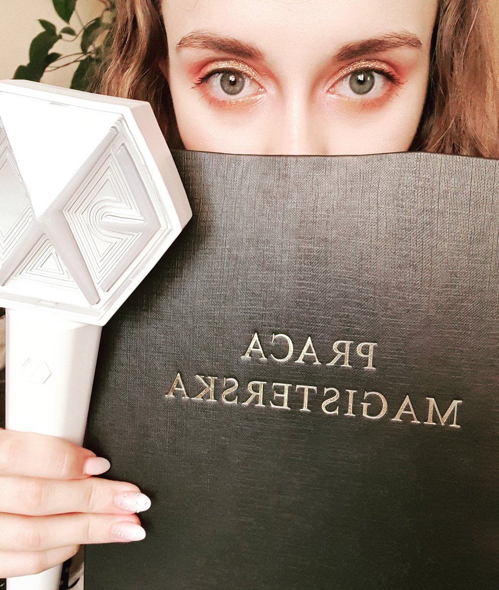 Yuuki__ona's tweet photo. Jestem dumna, że kpop pomógł mi zdać studia magisterskie na stosunkach międzynarodowych!
Tak mam pracę o Hallyu i jestem z tego dumna, bo w Polsce brakuje badań na ten temat!
@weareoneEXO
#EXO_L #student #thesisdefence #master_degree https://t.co/QqJRWAdfMB https://t.co/ssjKSHXqsA