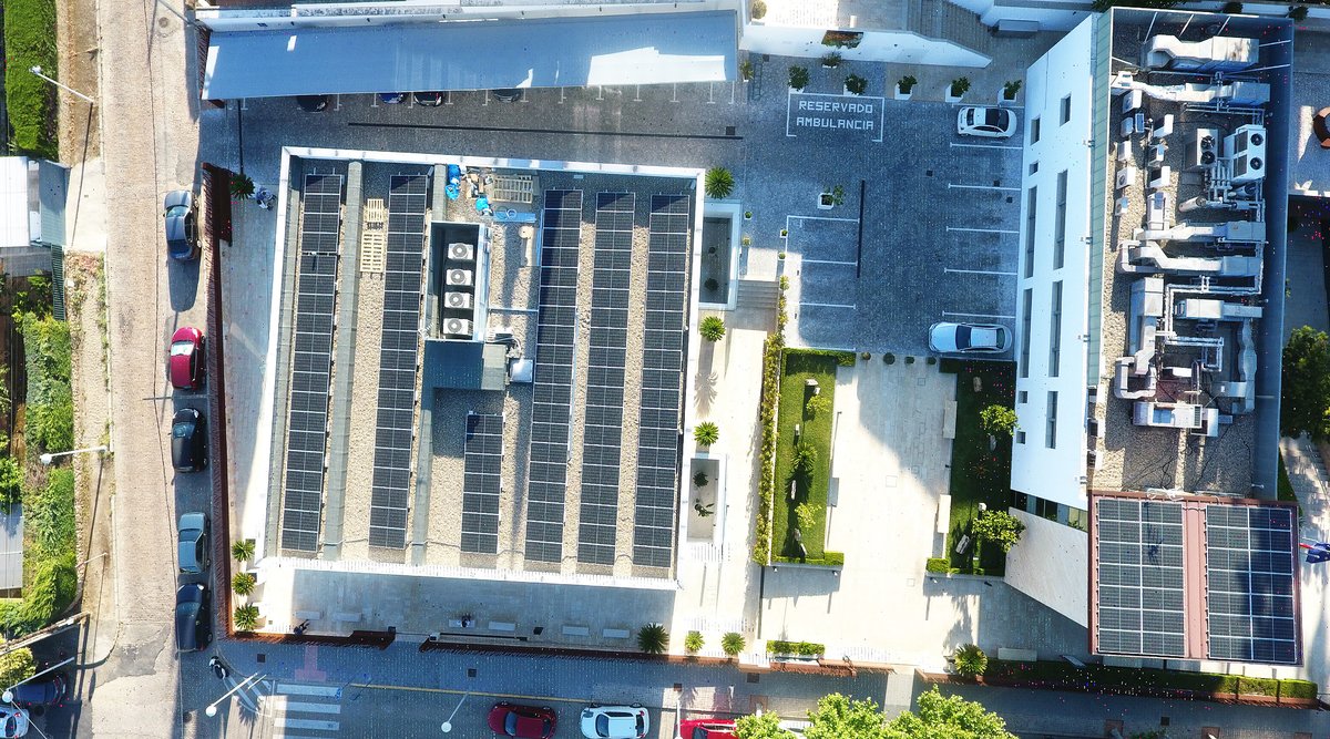 HArruzafa's tweet photo. El Hospital @laarruzafa desarrolla un plan de eficiencia que garantiza la sostenibilidad energética de sus instalaciones mediante la colocación de 130 placas que producen electricidad a partir de la radiación solar. https://t.co/dlyIw0HPVe https://t.co/BTR63e95tO