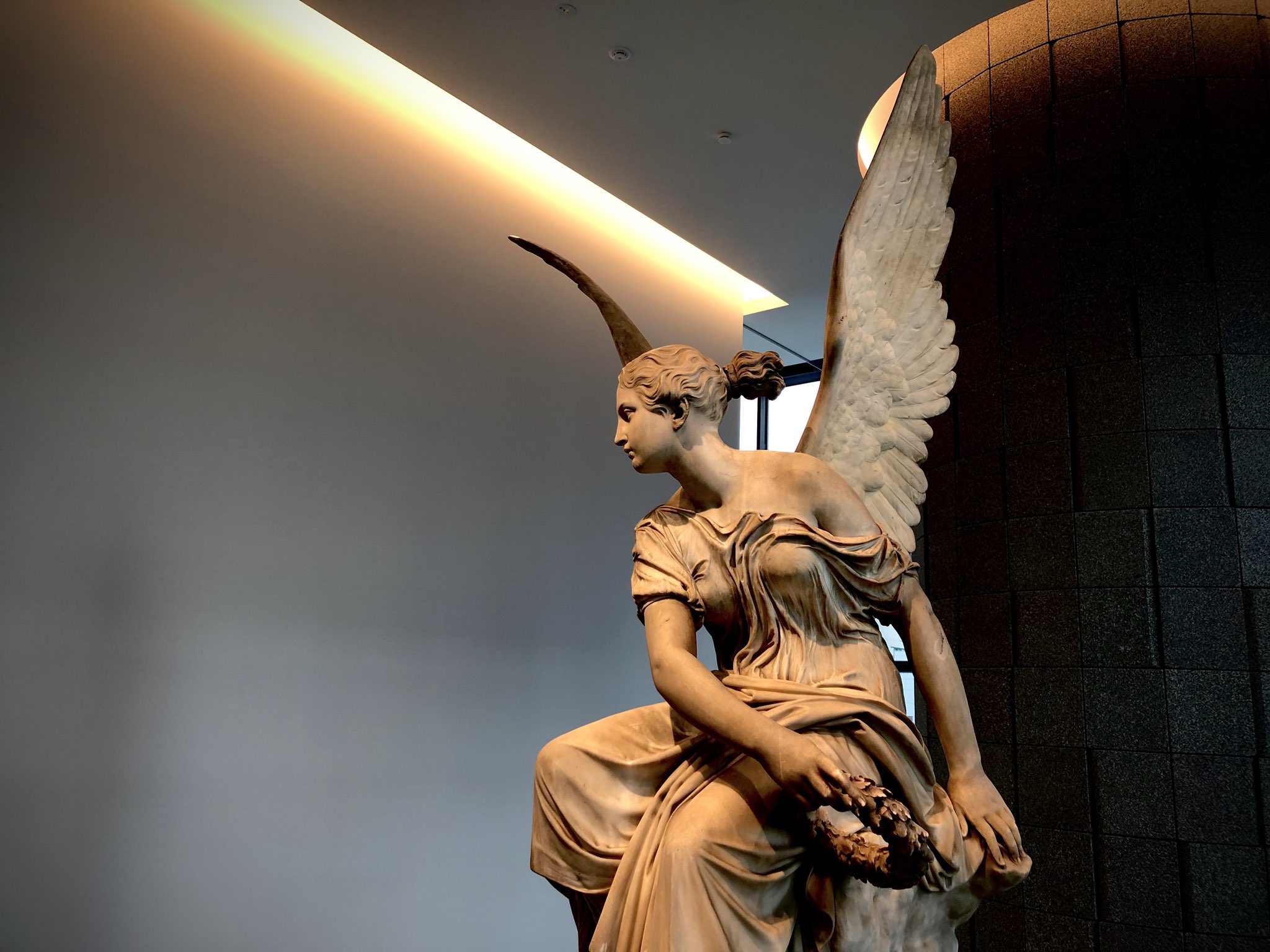 京遊人 Kazuo Yoshida アーティゾン美術館の勝利の女神ニケさん お美しい ニケさんと言えばルーブルの サモトラケのニケさんとシューズメーカーのnikeの翼マークの象徴が有名ですが こちらのクリスチャン ダニエル ラウホさん作の勝利の女神も優美で