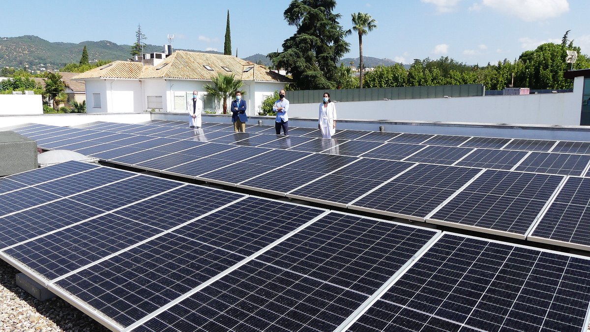 HArruzafa's tweet photo. El Hospital @laarruzafa desarrolla un plan de eficiencia que garantiza la sostenibilidad energética de sus instalaciones mediante la colocación de 130 placas que producen electricidad a partir de la radiación solar. https://t.co/dlyIw0HPVe https://t.co/BTR63e95tO