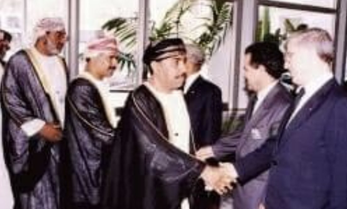 AlsiyabiHamood's tweet photo. غابت شمس  ٢٣ يوليو ٢٠٢٠ عن وجه مطرحي آخر ، بعد أن أكسبتْ التقاطيع  ألوان البوابات والسكيك وجدران السور لقد ترجّل حسين بن سعيد عن أحصنة الأيام فأعمار الطيبين قصيرة
رحل أبو رضا تاركا مفاتيح سوق الظلام تشعل جمر الإنتظار ومراجل مآتم السور تستفّ الصدأ وهواجس كورونا على حناجر الرواديد. https://t.co/GFZGKY9FX1