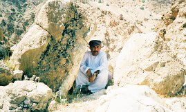 AlsiyabiHamood's tweet photo. غابت شمس  ٢٣ يوليو ٢٠٢٠ عن وجه مطرحي آخر ، بعد أن أكسبتْ التقاطيع  ألوان البوابات والسكيك وجدران السور لقد ترجّل حسين بن سعيد عن أحصنة الأيام فأعمار الطيبين قصيرة
رحل أبو رضا تاركا مفاتيح سوق الظلام تشعل جمر الإنتظار ومراجل مآتم السور تستفّ الصدأ وهواجس كورونا على حناجر الرواديد. https://t.co/GFZGKY9FX1