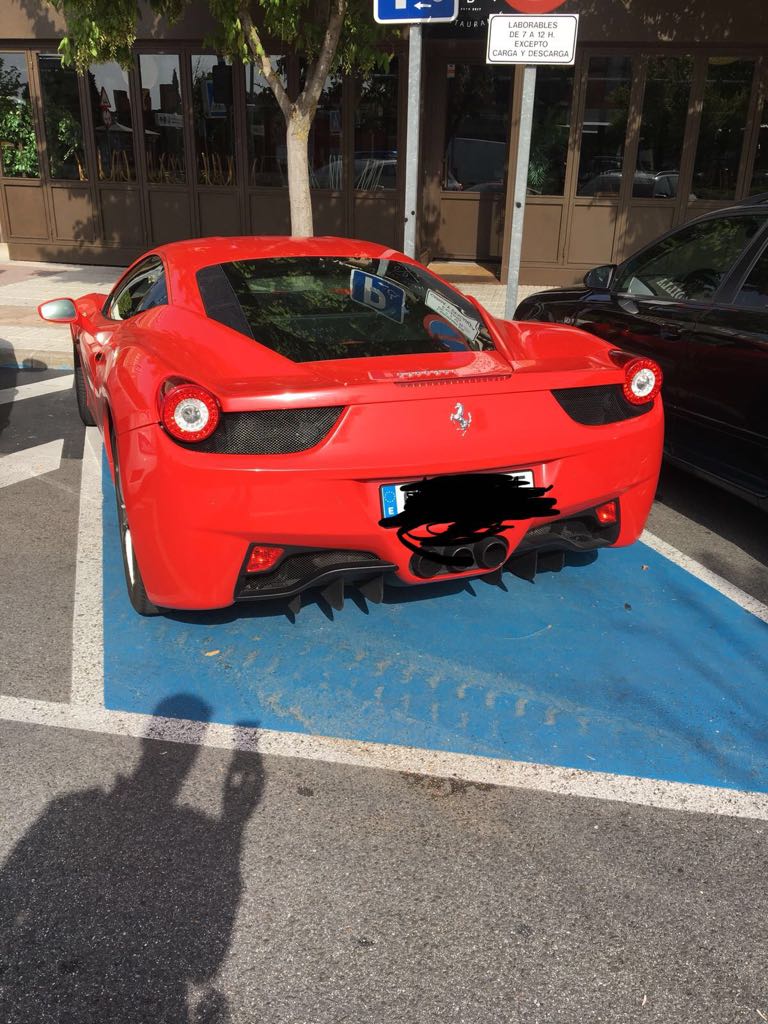 policiaboadilla's tweet photo. El  🚗 coche "mola mucho"...
el dueño "NO MOLA NADA" 😡
Respeta las #PlazasReservadas
ponte en su lugar NO en su sitio.👮‍♂️👌 https://t.co/48js1oYE4W