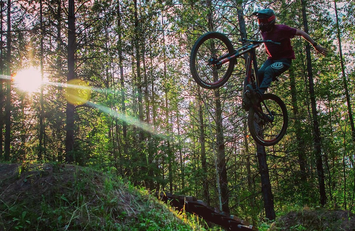 ReynoldsCycling's tweet photo. No hands, no problems. @kurtcrowder sending it into the weekend. 📷 @jonesaidan
#reynoldscycling #carbonwheelexperts #freeridemtb #mtb #nohander #reynoldsblacklabel #reynoldswheels https://t.co/wgtqphisy0