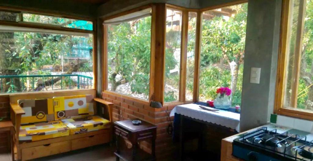 belocalexchange's tweet photo. A trilha é a do ecoturismo e da mística que cerca essa cabana na cidade de Morelos, no México. Imersa na natureza, ela segue a vida tranquila embalada pelo verde, grutas sagradas e paisagens incríveis. #trocadecasa #belocalexchange #intercambiodecasas  #homeswap #trocadecasa https://t.co/y6ZbfDe3Pi